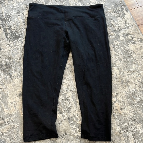 GUC Lululemon crop shorts - Picture 1 of 2